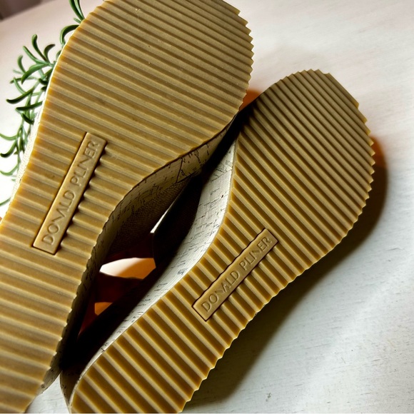 Donald Pliner Ideala sandals, 6.5 - Picture 10 of 12